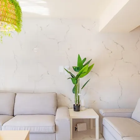 New Luxurious - 1 Minute From Elli Apartment